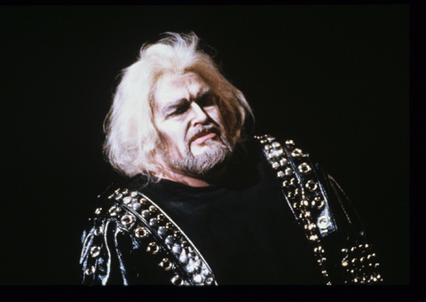 Timothy Noble (Macbeth), Macbeth, Giuseppe Verdi. San Francisco Opera, 1986-87. Photographer: Ron Scherl/San Francisco Opera.