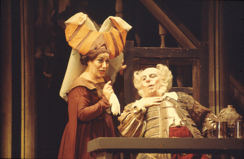 Lili Chookasian (Mistress Quickly), Geraint Evans (Falstaff), Falstaff, Giuseppe Verdi. San Francisco Opera, 1970. Photographer: Robert Cahen/San Francisco Opera.