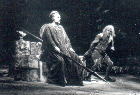 Thomas Stewart (Wanderer/Wotan), Ragnar Ulfung (Mime), Siegfried, Richard Wagner. San Francisco Opera, 1970. Photographer: Ken Howard/San Francisco Opera.