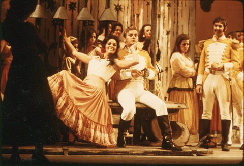 Brigitte Fassbaender (Carmen), Guy Chauvet (Don José), Chorus, Carmen, Georges Bizet. San Francisco Opera, 1970. Photographer: Robert Cahen/San Francisco Opera.