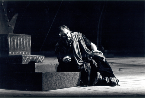 Cornell MacNeil (Nabucco), Nabucco, Giuseppe Verdi. San Francisco Opera, 1970. Photographer: Pete Peters/San Francisco Opera.