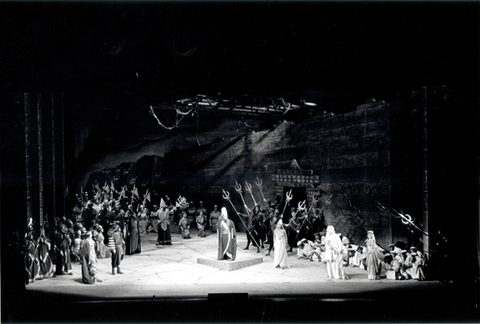 Marion Lippert (Abigaille), Rolf Bjoerling (Ismaele), Cornell MacNeil (Nabucco), Sylvia Anderson (Fenena), Giorgio Tozzi (Zaccaria), Ariel Bybee (Anna), Ensemble, Nabucco, Giuseppe Verdi. San Francisco Opera, 1970. Photographer: Pete Peters/San Francisco Opera.