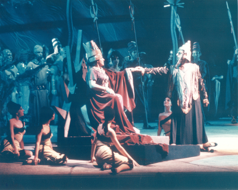 Marion Lippert (Abigaille), Giorgio Tozzi (Zaccaria), Nabucco, Giuseppe Verdi. San Francisco Opera, 1970. Photographer: Pete Peters/San Francisco Opera.