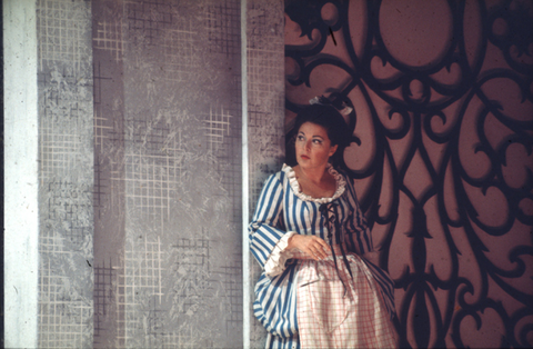 Graziella Sciutti (Despina), Così fan tutte, Wolfgang Amadeus Mozart. San Francisco Opera, 1970. Photographer: Ken Howard/San Francisco Opera.