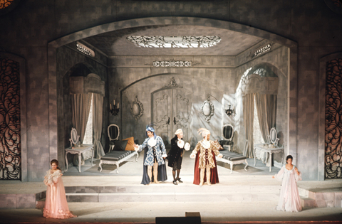 Margaret Price (Fiordiligi), Alberto Rinaldi (Guglielmo), Renato Capecchi (Don Alfonso), Ryland Davies (Ferrando), Teresa Berganza (Dorabella), Così fan tutte, Wolfgang Amadeus Mozart. San Francisco Opera, 1970. Photographer: Ken Howard/San Francisco Opera.