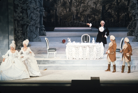 Margaret Price (Fiordiligi), Teresa Berganza (Dorabella), Renato Capecchi (Don Alfonso), Alberto Rinaldi (Guglielmo), Ryland Davies (Ferrando), Così fan tutte, Wolfgang Amadeus Mozart. San Francisco Opera, 1970. Photographer: Ken Howard/San Francisco Opera.