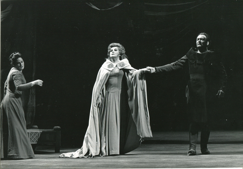 Janis Martin (Brangäne), Birgit Nilsson (Isolde), Wolfgang Windgassen (Tristan), Tristan und Isolde, Richard Wagner. San Francisco Opera, 1970. Photographer: Margaret Norton/San Francisco Opera.