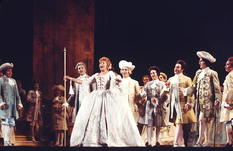 Beverly Sills (Manon), Chorus, Manon, Jules Massenet. San Francisco Opera, 1971. Photographer: Ken Howard/San Francisco Opera.