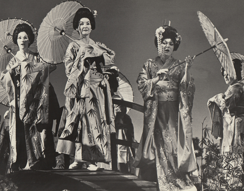 Teresa Kubiak (Cio-Cio-San), Chorus, Madama Butterfly, Giacomo Puccini. San Francisco Opera, 1971. Photographer: Ken Howard/San Francisco Opera.