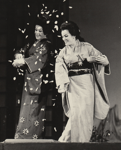 Helen Vanni (Suzuki), Teresa Kubiak (Cio-Cio-San), Madama Butterfly, Giacomo Puccini. San Francisco Opera, 1971. Photographer: Ken Howard/San Francisco Opera.