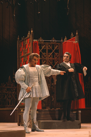 James King (Walther von Stolzing), Geraint Evans (Sixtus Beckmesser), Die Meistersinger von Nürnberg, Richard Wagner. San Francisco Opera, 1971. Photographer: Ken Howard/San Francisco Opera.