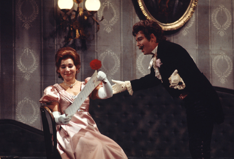 Evelyn Lear (Tatyana), John Walker (Triquet), Eugene Onegin, Peter Ilyich Tchaikovsky. San Francisco Opera, 1971. Photographer: Ken Howard/San Francisco Opera.