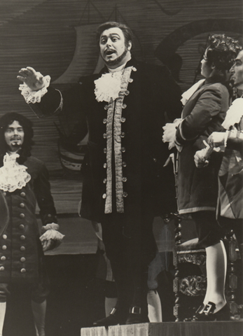 Luciano Pavarotti (Riccardo), Chorus, Un Ballo in Maschera, Giuseppe Verdi. San Francisco Opera, 1971. Photographer: Ken Howard/San Francisco Opera.