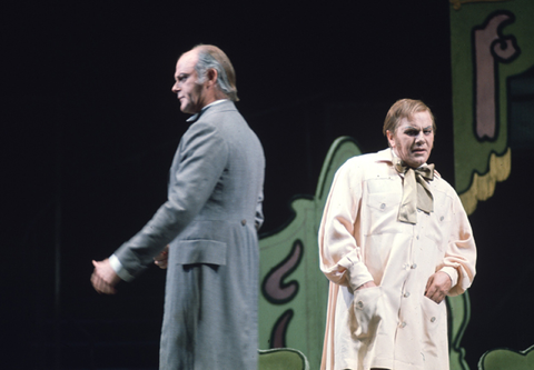 John Reardon (Dr. Schön), Ragnar Ulfung (The Painter), Lulu, Alban Berg. San Francisco Opera, 1971. Photographer: Ken Howard/San Francisco Opera.