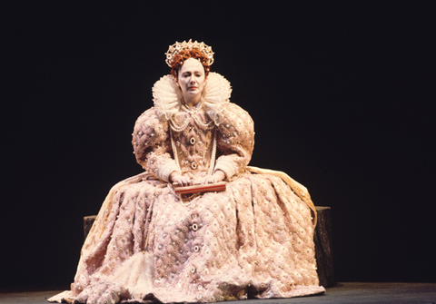 Huguette Tourangeau (Elisabetta), Maria Stuarda, Gaetano Donizetti. San Francisco Opera, 1971. Photographer: Ken Howard/San Francisco Opera.