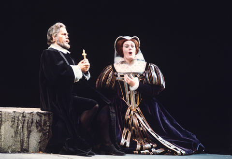 Stuart Burrows (Leicester), Joan Sutherland (Maria Stuarda), Maria Stuarda, Gaetano Donizetti. San Francisco Opera, 1971. Photographer: Ken Howard/San Francisco Opera.