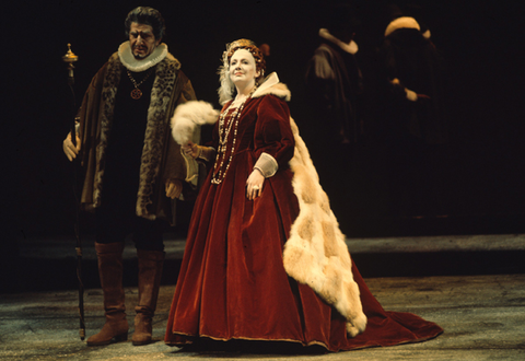 Ara Berberian (Cecil), Huguette Tourangeau (Elisabetta), Maria Stuarda, Gaetano Donizetti. San Francisco Opera, 1971. Photographer: Ken Howard/San Francisco Opera.