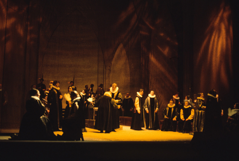 Act I, Ensemble, Maria Stuarda, Gaetano Donizetti. San Francisco Opera, 1971. Photographer: Ken Howard/San Francisco Opera.