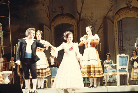 Geraint Evans (Figaro), Judith Blegen (Susanna), Chorus, Le Nozze di Figaro, Wolfgang Amadeus Mozart. San Francisco Opera, 1972. Photographer: Ken Howard/San Francisco Opera.