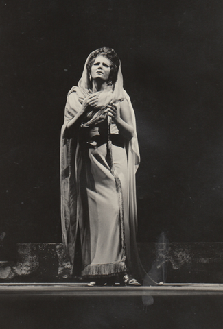 Teresa Kubiak (Aida), Aida, Giuseppe Verdi. San Francisco Opera, 1972. Photographer: Pio Junco/San Francisco Opera.