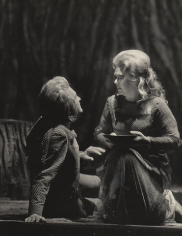 Jess Thomas (Siegmund), Marita Napier (Sieglinde), Die Walküre, Richard Wagner. San Francisco Opera, 1972. Photographer: Carolyn Mason Jones/San Francisco Opera.