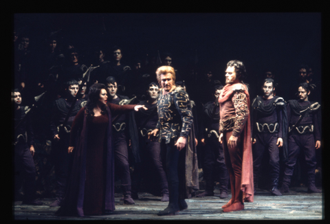 Marita Napier (Gutrune), Jess Thomas (Siegfried), Thomas Stewart (Gunther), Chorus, Götterdämmerung, Richard Wagner. San Francisco Opera, 1972. Photographer: Carolyn Mason Jones/San Francisco Opera.