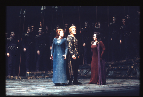 Berit Lindholm (Brünnhilde), Jess Thomas (Siegfried), Marita Napier (Gutrune), Chorus, Götterdämmerung, Richard Wagner. San Francisco Opera, 1972. Photographer: Carolyn Mason Jones/San Francisco Opera.