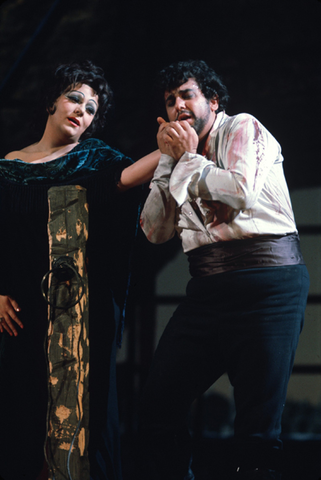 Hana Janku (Tosca), Plácido Domingo (Cavaradossi), Tosca, Giacomo Puccini. San Francisco Opera, 1972. Photographer: Carolyn Mason Jones/San Francisco Opera.