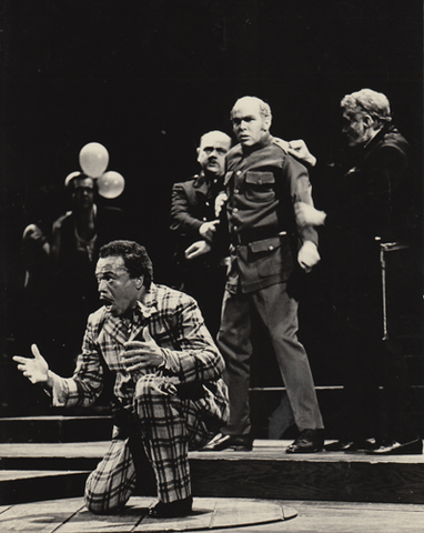 Robert Mosley (Rigoletto), Allan Monk (Monterone), Rigoletto, Giuseppe Verdi. San Francisco Opera/SPOT, 1971. Photographer: Ken Howard/San Francisco Opera.