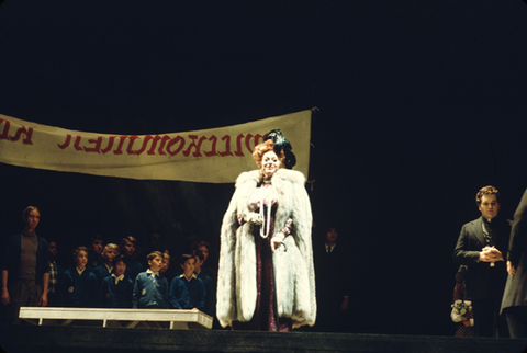 Regina Resnik (Claire Zachanassian), Chorus, The Visit of the Old Lady, Gottfried von Einem. San Francisco Opera, 1972. Photographer: Ken Howard/San Francisco Opera.