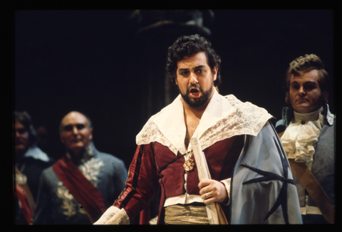 Plácido Domingo (Vasco da Gama), Chorus, L'Africaine, Giacomo Meyerbeer. San Francisco Opera, 1972. Photographer: Carolyn Mason Jones/San Francisco Opera.