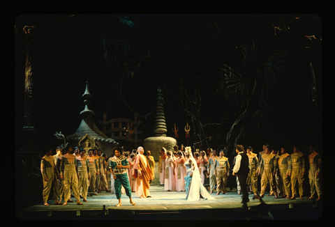 Norman Mittelmann (Nelusko), Alan Monk (High Priest), Shirley Verrett (Selika), Plácido Domingo (Vasco da Gama), Ensemble, L'Africaine, Giacomo Meyerbeer. San Francisco Opera, 1972. Photographer: Carolyn Mason Jones/San Francisco Opera.