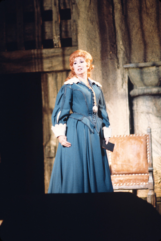 Beverly Sills (Lucia), Lucia di Lammermoor, Giuseppe Verdi. San Francisco Opera, 1972. Photographer: Ken Howard/San Francisco Opera.