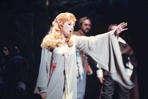 Beverly Sills (Lucia), Lucia di Lammermoor, Giuseppe Verdi. San Francisco Opera, 1972. Photographer: Ken Howard/San Francisco Opera.