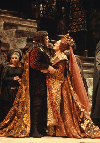 Luciano Pavarotti (Fernando), Maria Luisa Nave (Leonora), Ensemble, La Favorita, Gaetano Donizetti. San Francisco Opera, 1973. Photographer: Carolyn Mason Jones/San Francisco Opera.