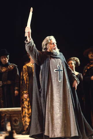 Bonaldo Giaiotti (Baldassarre), Chorus, La Favorita, Gaetano Donizetti. San Francisco Opera, 1973. Photographer: Carolyn Mason Jones/San Francisco Opera.