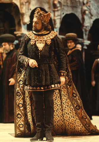 Renato Bruson (Alfonso), Chorus, La Favorita, Gaetano Donizetti. San Francisco Opera, 1973. Photographer: Carolyn Mason Jones/San Francisco Opera.