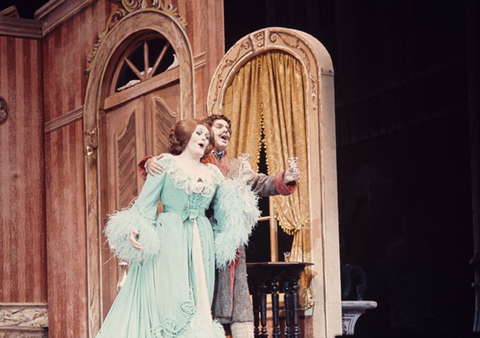 Joan Sutherland (Rosalinda), Ragnar Ulfung (Alfred), Die Fledermaus, Johann Strauss, Jr.. San Francisco Opera, 1973. Photographer: Ron Scherl/San Francisco Opera.