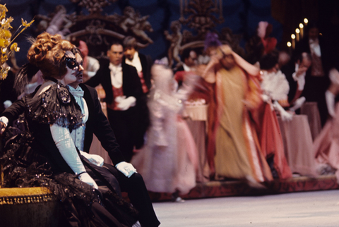 Joan Sutherland (Rosalinda), Nolan Van Way (Eisenstein), Chorus, Die Fledermaus, Johann Strauss, Jr.. San Francisco Opera, 1973. Photographer: Ron Scherl/San Francisco Opera.