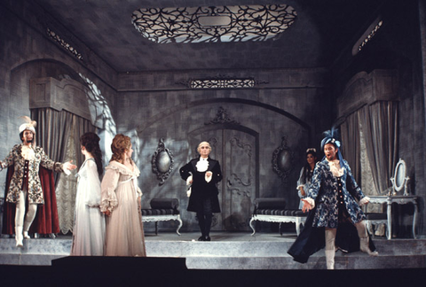 Ryland Davies (Ferrando), Frederica Von Stade (Dorabella), Evelyn Lear (Fiordiligi), Geraint Evans (Don Alfonso), Evelyn Mandac (Despina), Richard Stillwell (Guglielmo), Così fan tutte, Wolfgang Amadeus Mozart. San Francisco Opera, 1973. Photographer: Carolyn Mason Jones/San Francisco Opera.