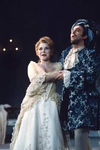 Evelyn Lear (Fiordiligi), Ryland Davies (Ferrando), Così fan tutte, Wolfgang Amadeus Mozart. San Francisco Opera, 1973. Photographer: Carolyn Mason Jones/San Francisco Opera.