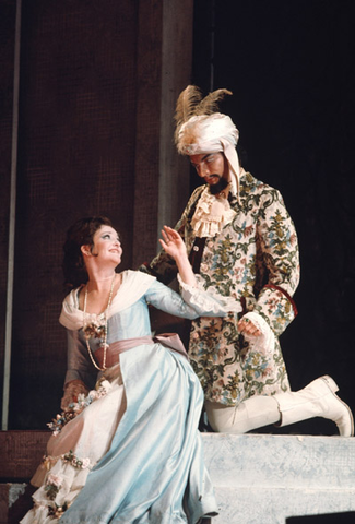 Frederica Von Stade (Dorabella), Richard Stillwell (Guglielmo), Così fan tutte, Wolfgang Amadeus Mozart. San Francisco Opera, 1973. Photographer: Carolyn Mason Jones/San Francisco Opera.