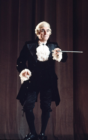 Geraint Evans (Don Alfonso), Così fan tutte, Wolfgang Amadeus Mozart. San Francisco Opera, 1973. Photographer: Carolyn Mason Jones/San Francisco Opera.