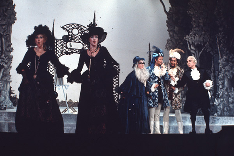 Evelyn Lear (Fiordiligi), Frederica Von Stade (Dorabella), Evelyn Mandac (Despina), Ryland Davies (Ferrando), Richard Stillwell (Guglielmo), Geraint Evans (Don Alfonso), Così fan tutte, Wolfgang Amadeus Mozart. San Francisco Opera, 1973. Photographer: Ron Scherl/San Francisco Opera.