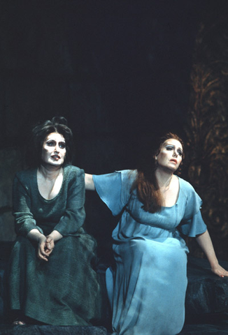 Ingrid Steger (Elektra), Marita Napier (Chrysothemis), Elektra, Richard Strauss. San Francisco Opera, 1973. Photographer: Carolyn Mason Jones/San Francisco Opera.