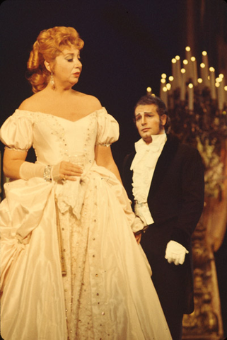 Beverly Sills (Violetta), Wieslaw Ochman (Alfredo), La Traviata, Giuseppe Verdi. San Francisco Opera, 1973. Photographer: Ron Scherl/San Francisco Opera.