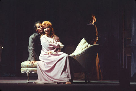 Wieslaw Ochman (Alfredo), Beverly Sills (Violetta), Donna Petersen (Annina), La Traviata, Giuseppe Verdi. San Francisco Opera, 1973. Photographer: Ron Scherl/San Francisco Opera.