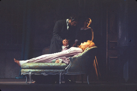 Gian Piero Mastromei (Giorgio), Donna Petersen (Annina), Beverly Sills (Violetta), La Traviata, Giuseppe Verdi. San Francisco Opera, 1973. Photographer: Ron Scherl/San Francisco Opera.