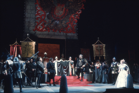 Alberto Remedios (Don Carlo), Martti Talvela (Philip II), Gwendolyn Jones (Elisabetta), Ensemble, Don Carlo, Giuseppe Verdi. San Francisco Opera, 1973. Photographer: Unknown/San Francisco Opera.