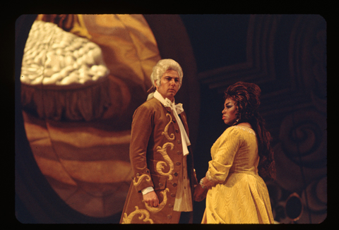 Giorgio Merighi (des Grieux), Leontyne Price (Manon Lescaut), Manon Lescaut, Giacomo Puccini. San Francisco Opera, 1974. Photographer: Ron Scherl/San Francisco Opera.